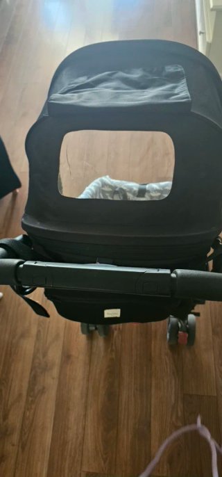 Cochecito de bebé con funda impermeable