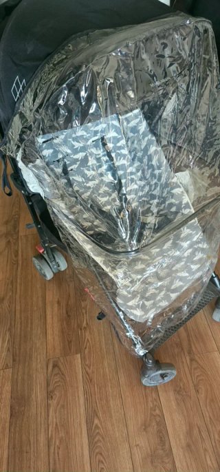 Cochecito de bebé con funda impermeable