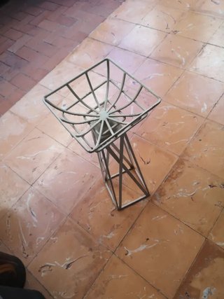 Macetero antiguo metal con soporte giratorio