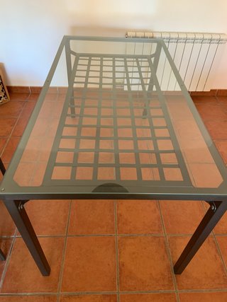 Conjunt de taula i cadires Ikea de ferro i vímet.