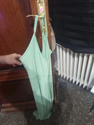 Mono verde de pantalón y tirantes