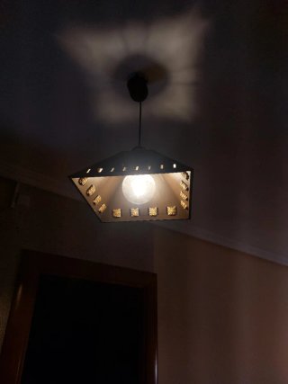 Lámpara de madera oscura con detalles