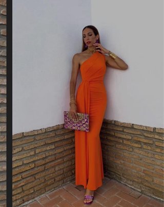 Vestido naranja asimétrico