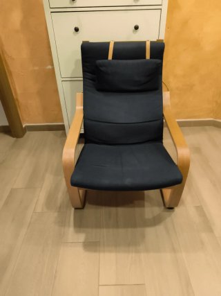 Sillón Ikea azul y madera