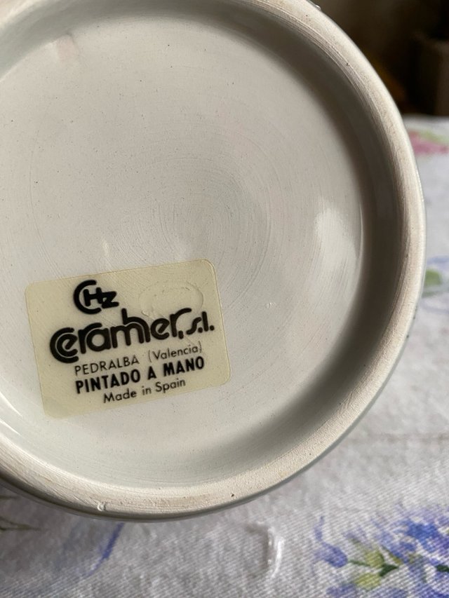 Jarrón de porcelana con flor amarilla