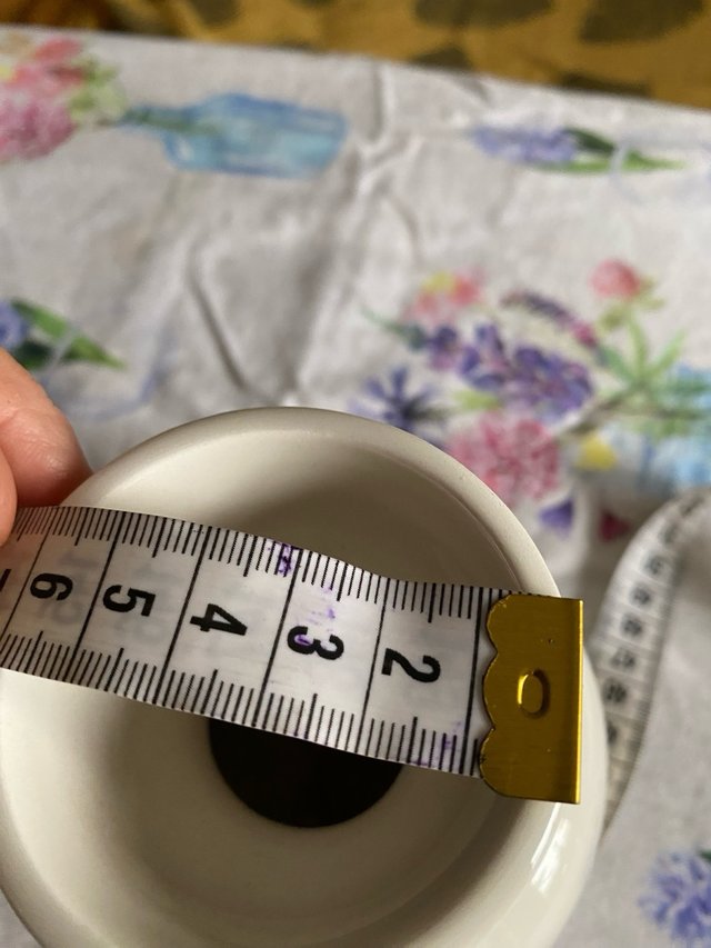 Jarrón de porcelana con flor amarilla