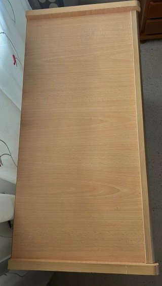 Mueble TV madera con ruedas y cajones. Sin marca.