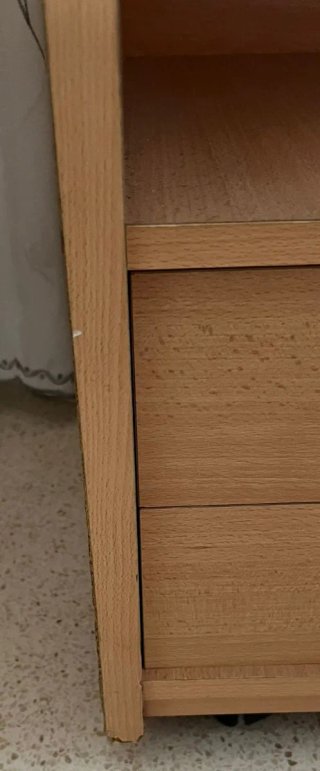 Mueble TV madera con ruedas y cajones. Sin marca.