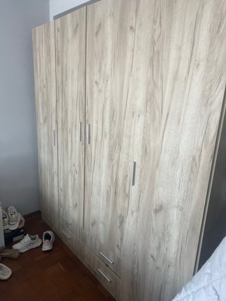 Armario de madera color beige y marrón