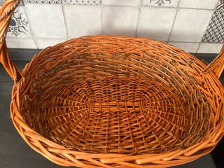 Cesta de mimbre grande con asa