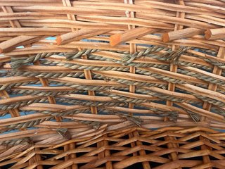 Cesta de mimbre grande con asa