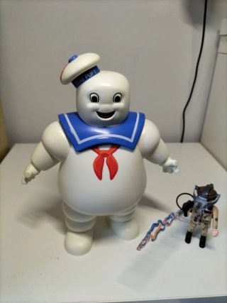 Figura Stay Puft Cazafantasmas con un cazafantasma