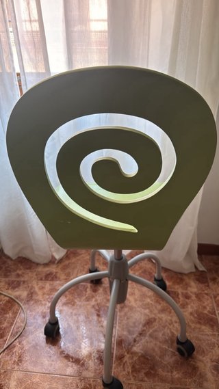 Silla de escritorio verde con ruedas