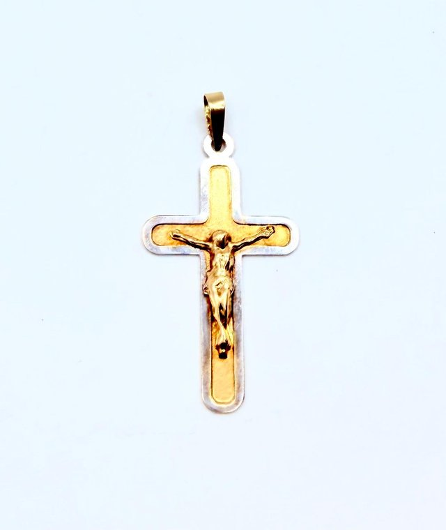 COLGANTE CRUZ BICOLOR ORO 18K. Peso: 1.38g.