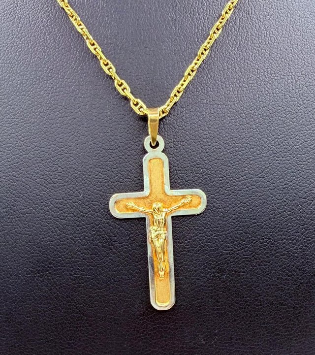 COLGANTE CRUZ BICOLOR ORO 18K. Peso: 1.38g.