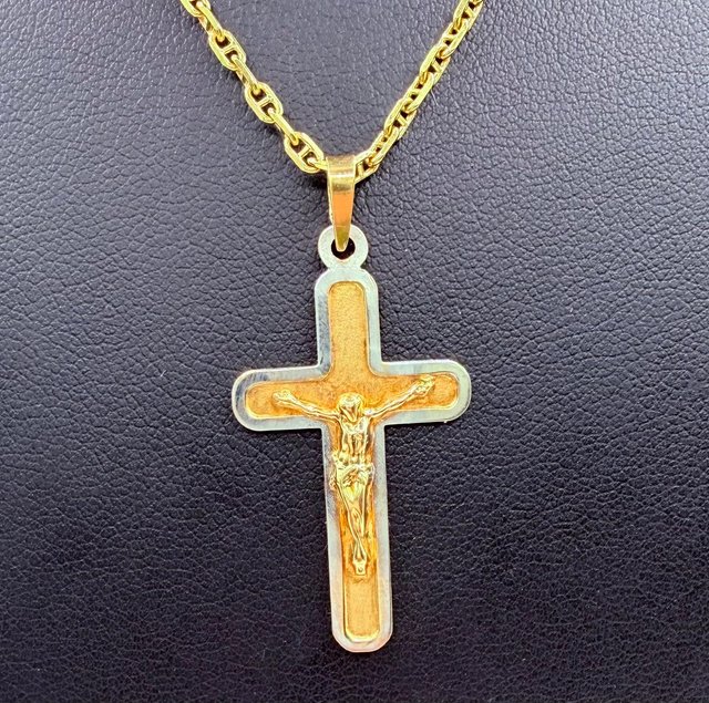 COLGANTE CRUZ BICOLOR ORO 18K. Peso: 1.38g.