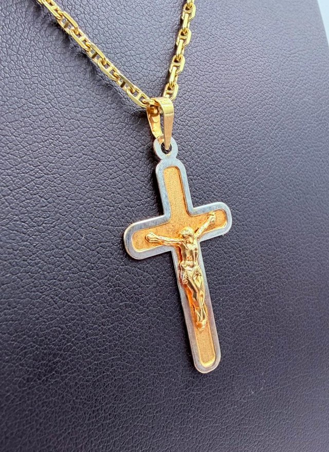COLGANTE CRUZ BICOLOR ORO 18K. Peso: 1.38g.