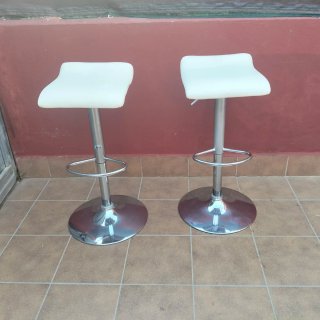 Taburetes de piel blancos y metal