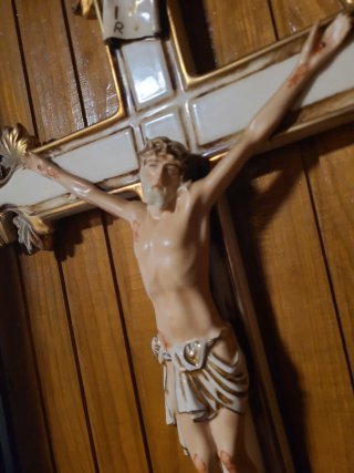 Cruz de porcelana con figura de Jesús