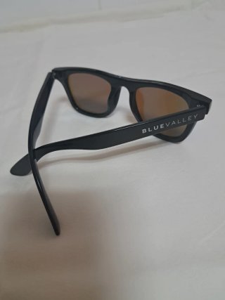 Gafas de sol negras y azules