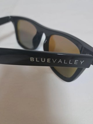 Gafas de sol negras y azules