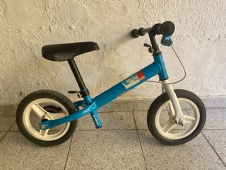 Bicicleta de equilibrio azul