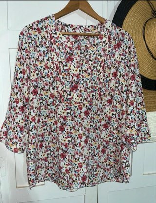 Blusa flores manga 3/4 escote drapeado