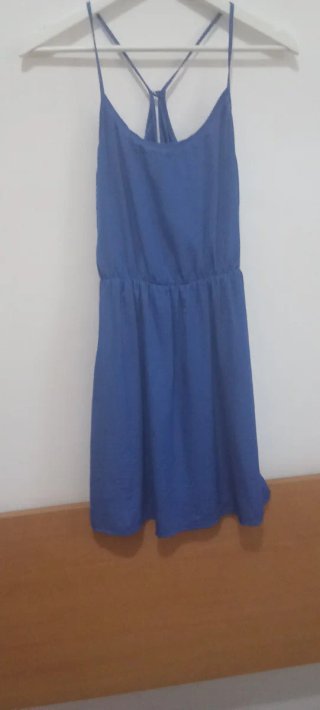 Vestido azul con tirantes finos