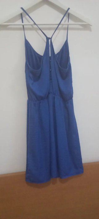 Vestido azul con tirantes finos