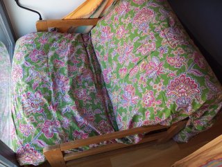 Sofá cama con colchón futon de 1m x 2 m.