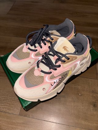 Zapatillas Lacoste con etiqueta.
