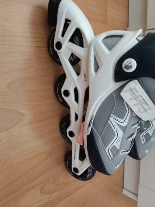 Patines en línea grises y negros