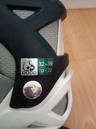 Patines en línea grises y negros