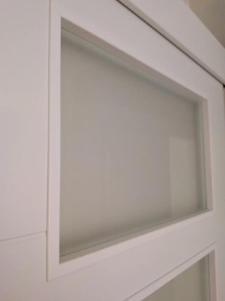 Puerta corredera blanca con cristales opacos