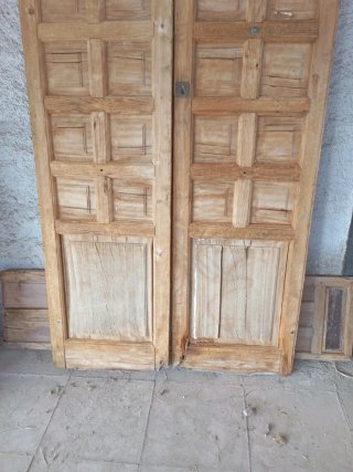 Puerta antigua madera castellana cuarterones