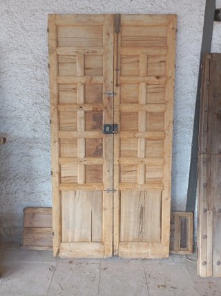 Puerta antigua madera castellana cuarterones