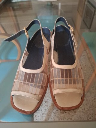 Sandalias Clement Beige y Marrón.
