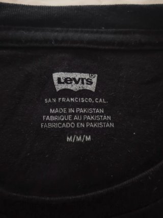 Camiseta Levis anegra ajustada talla M