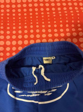 Pantalón corto azul con estampado. Marca Corteiz.