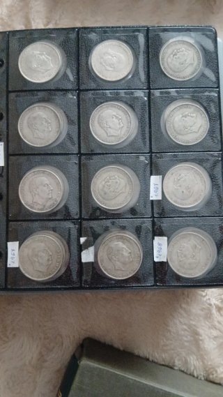 Colección de monedas en álbum