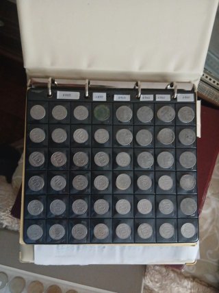 Colección de monedas en álbum