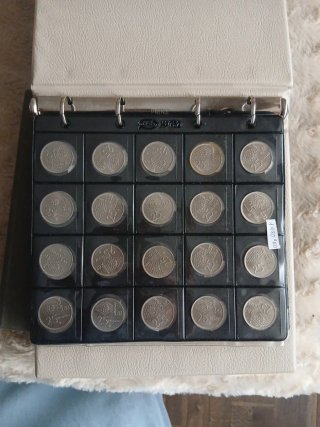 Colección de monedas en álbum