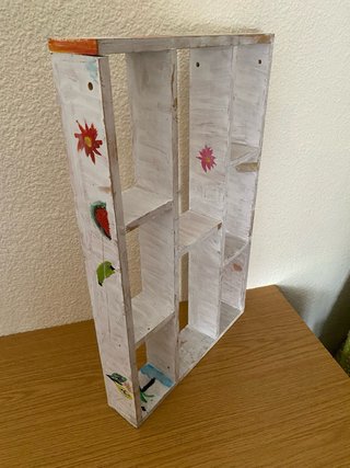 Estantería madera vintage decorada