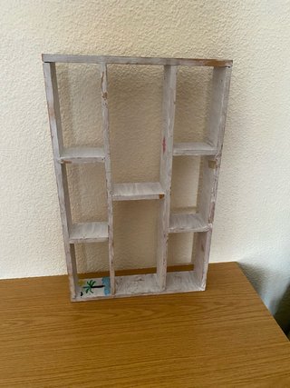 Estantería madera vintage decorada