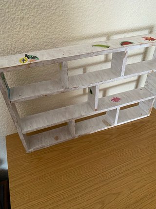 Estantería madera vintage decorada