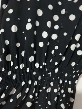 Vestido de lunares negro y blanco