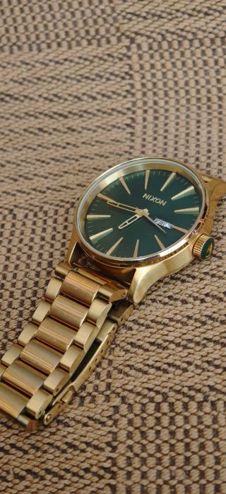Reloj Nixon Sentry Acero Oro / Esfera Verde 42mm