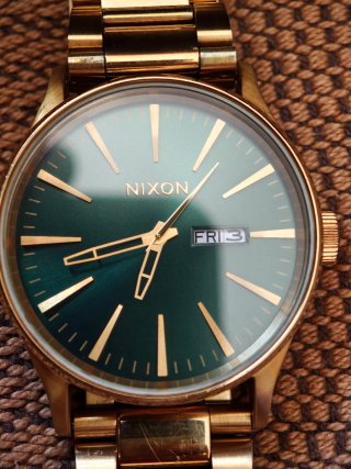 Reloj Nixon Sentry Acero Oro / Esfera Verde 42mm
