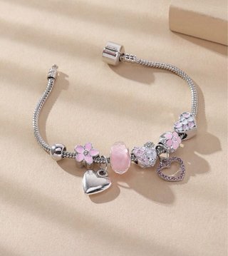 Pulsera pandora con dijes de corazón y flor