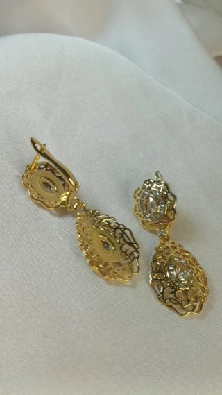 Pendientes chapados en oro diseño isabelino